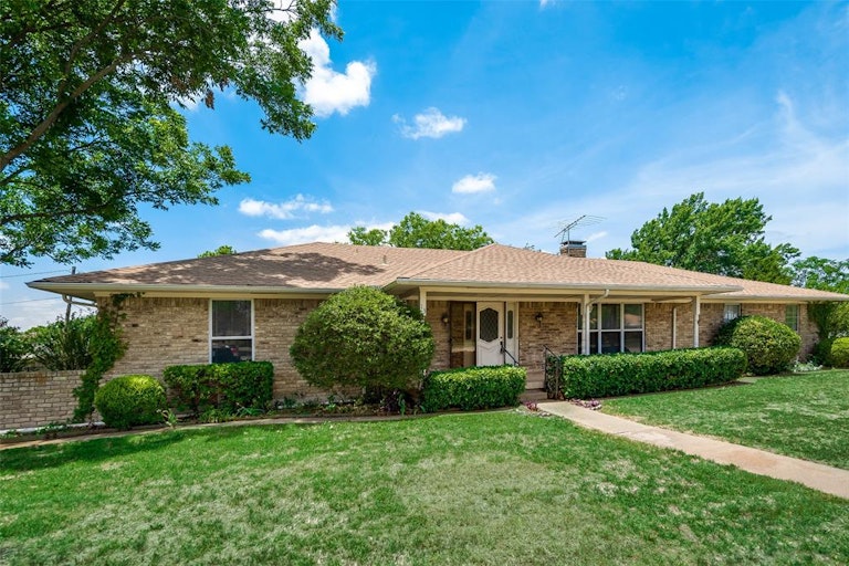 Photo 2 of 26 - 13 Lee Dr, Rockwall, TX 75032