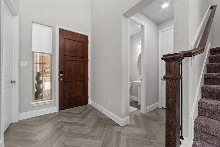 Photo 5 of 38 - 5922 Arcola Meadow Ct, Houston, TX 77059