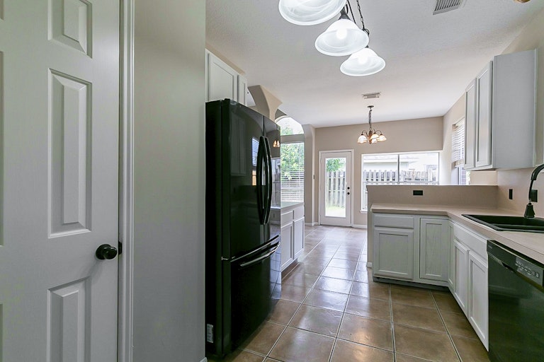 Photo 10 of 27 - 1806 Shadow Haven Ct, Fresno, TX 77545