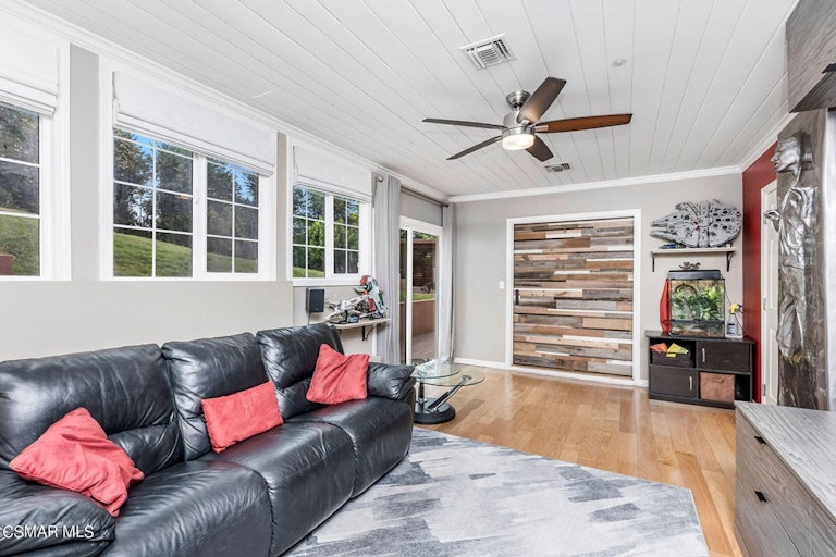 Photo 32 of 60 - 4641 Caritina Dr, Tarzana, CA 91356