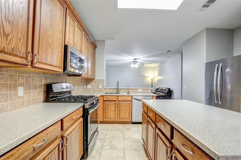 Photo 16 of 31 - 4644 Matthew Dr, Fort Worth, TX 76244