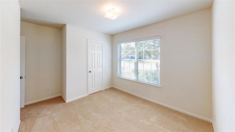 Photo 12 of 29 - 915 Marigold Rd, Baytown, TX 77521