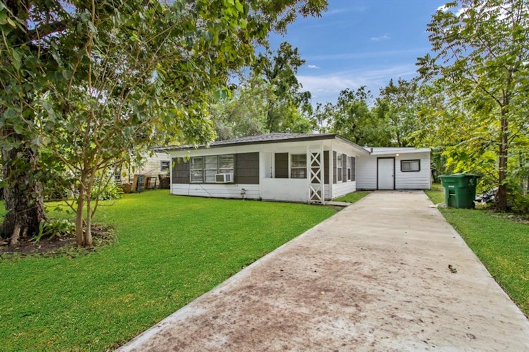 Photo 1 of 22 - 5206 Rapido Rd, Houston, TX 77033