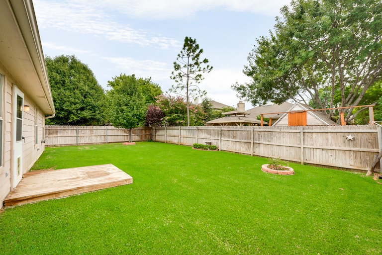 Photo 6 of 26 - 5524 Lawnsberry Dr, Fort Worth, TX 76137