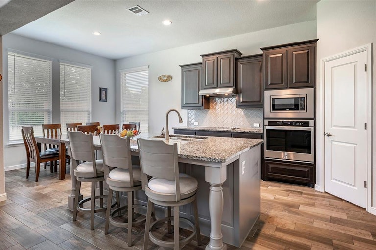 Photo 12 of 37 - 7819 Kettle Creek Dr, Arlington, TX 76001