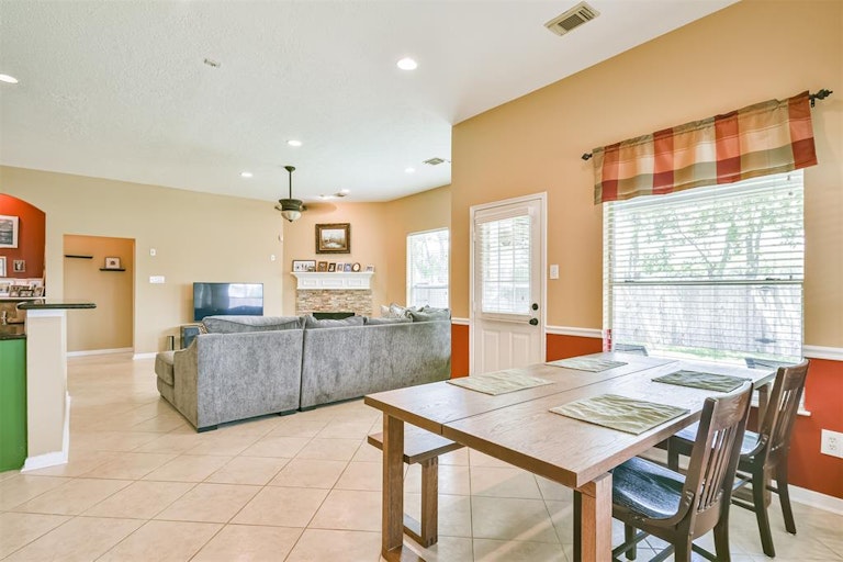 Photo 24 of 41 - 3111 Genessee Creek Ln, Friendswood, TX 77546
