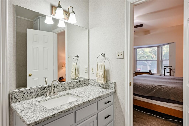 Photo 19 of 40 - 5607 Oak Branch Dr, Arlington, TX 76016