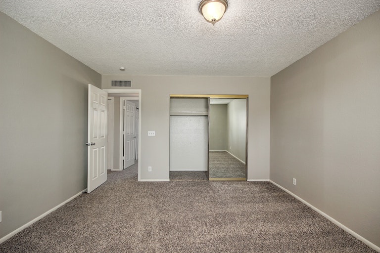 Photo 5 of 25 - 1133 E Glade Cir, Mesa, AZ 85204