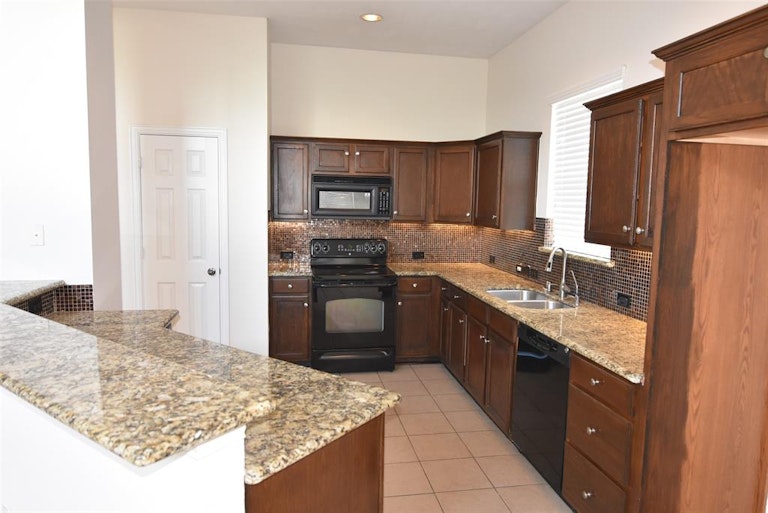 Photo 10 of 34 - 20010 Queens Oak Ct, Spring, TX 77379