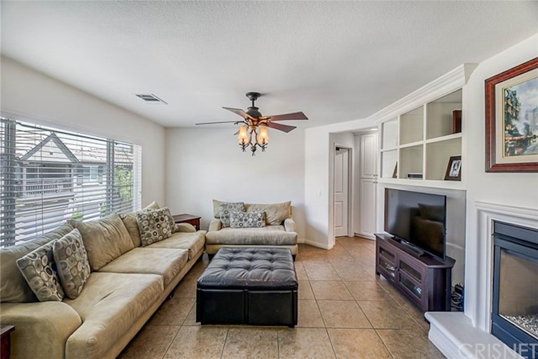 Photo 8 of 26 - 19326 Opal Ln #326, Santa Clarita, CA 91350