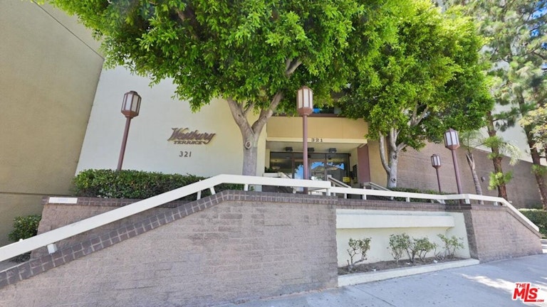 Photo 34 of 40 - 321 S San Vicente Blvd #607, Los Angeles, CA 90048