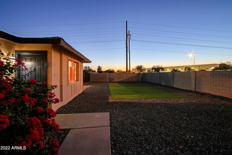 Photo 4 of 41 - 5202 S 46th Pl, Phoenix, AZ 85040