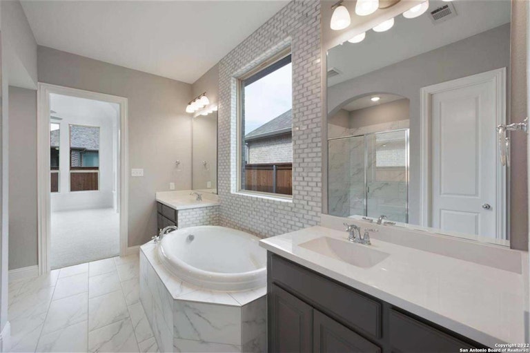 Photo 11 of 25 - 1915 Privet Rd, New Braunfels, TX 78132