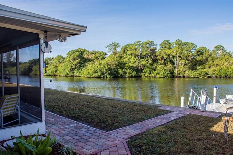 Photo 18 of 21 - 500 Sandlor Dr, Englewood, FL 34223