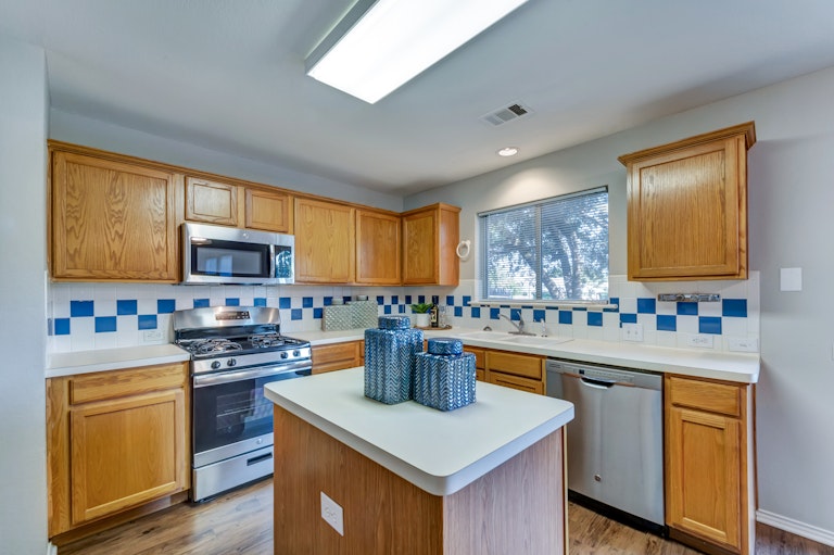 Photo 9 of 31 - 416 Alta Ridge Dr, Keller, TX 76248