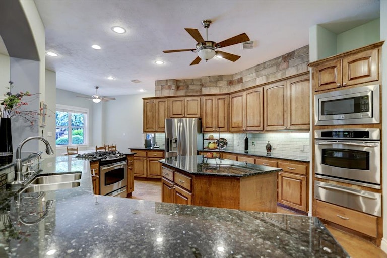 Photo 9 of 34 - 7811 Bent Green Ln, Spring, TX 77389