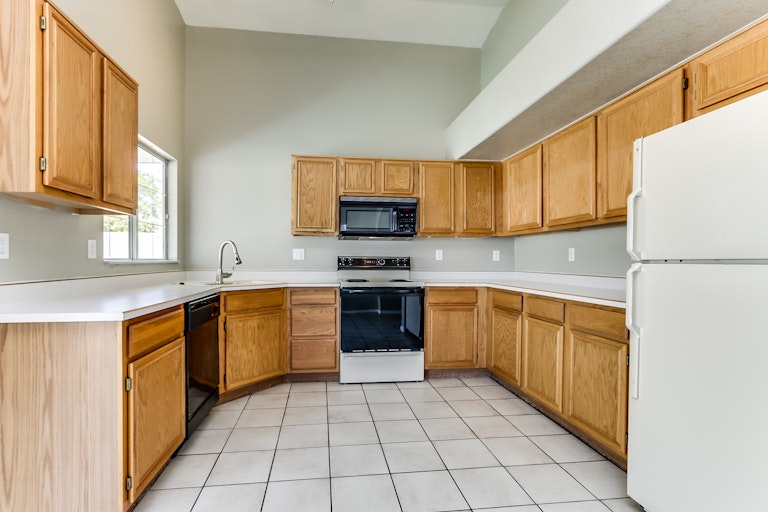 Photo 2 of 30 - 8456 W Charter Oak Rd, Peoria, AZ 85381
