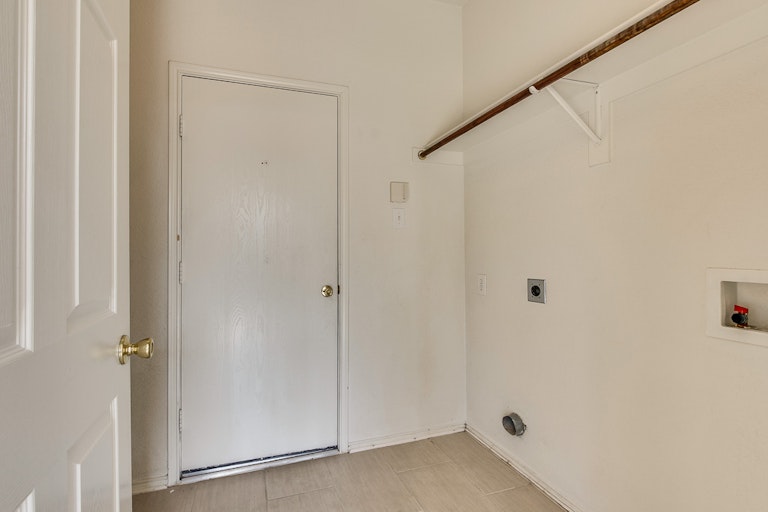 Photo 15 of 31 - 2700 Mountain Lion Dr, Fort Worth, TX 76244
