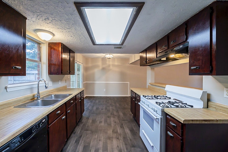 Photo 4 of 33 - 3303 Crossman St, Porter, TX 77365