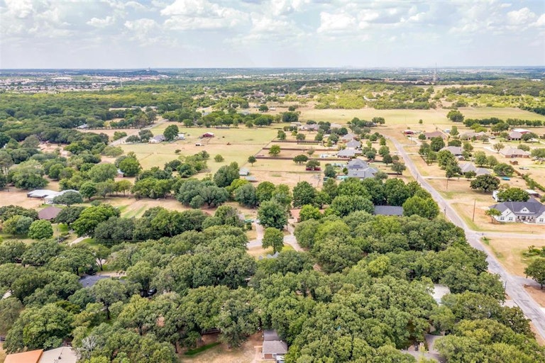 Photo 39 of 40 - 312 Emerald Ct, Burleson, TX 76028