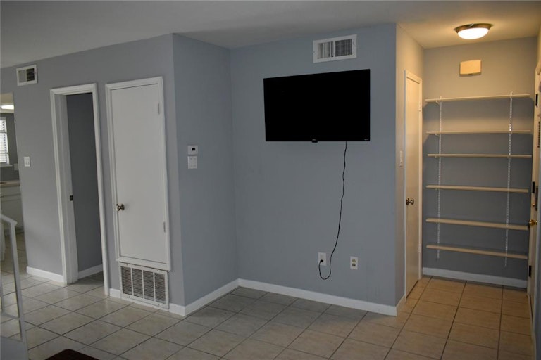 Photo 6 of 23 - 10018 Knoboak Dr #13, Houston, TX 77080