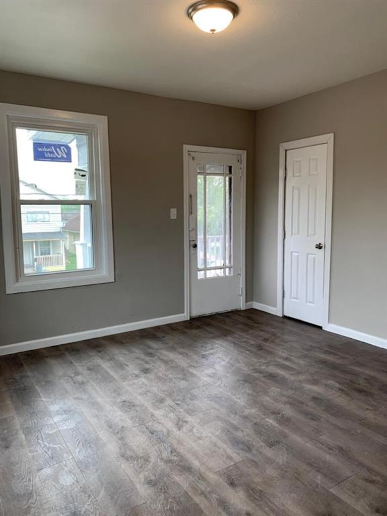 Photo 3 of 17 - 211 E Sterling St #4, Baytown, TX 77520