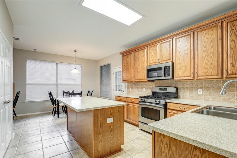 Photo 13 of 31 - 4644 Matthew Dr, Fort Worth, TX 76244