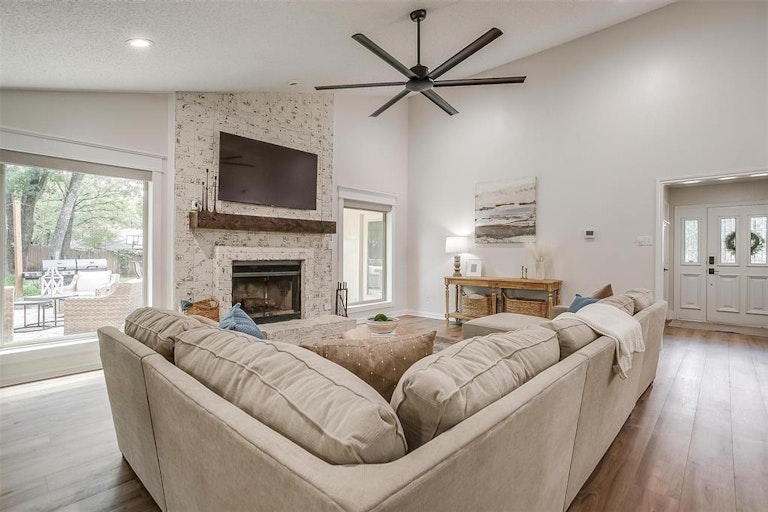 Photo 8 of 40 - 312 Emerald Ct, Burleson, TX 76028
