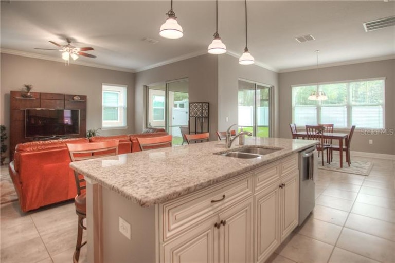Photo 5 of 25 - 541 Westchester Hills Ln, Valrico, FL 33594