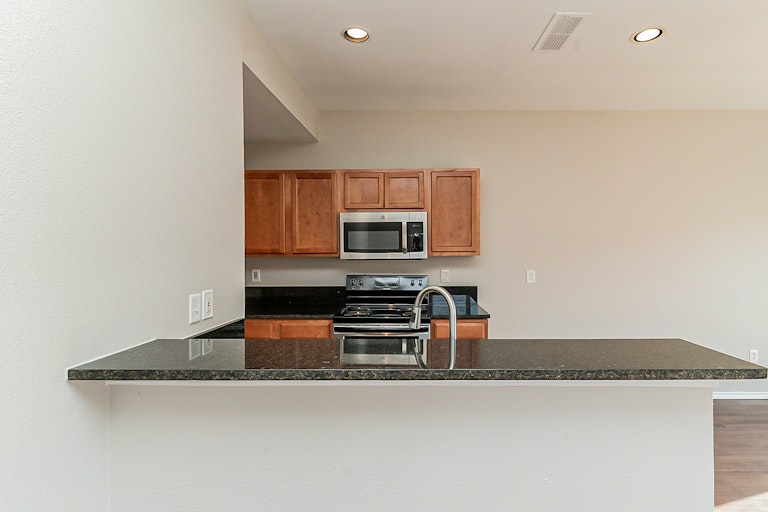 Photo 8 of 25 - 2800 Pasadena Ln, Arlington, TX 76015
