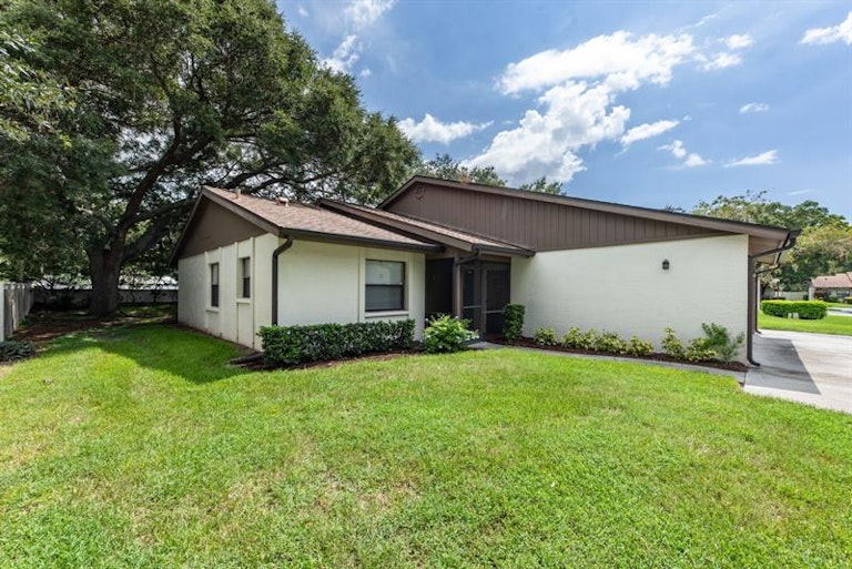Photo 2 of 29 - 4674 Oak Hill Pl #20, Sarasota, FL 34232