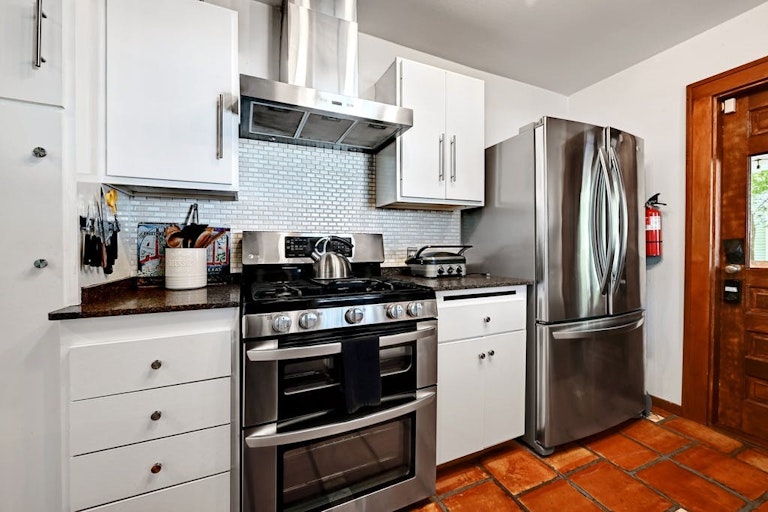 Photo 11 of 28 - 1207 Alta Vista Ave, Austin, TX 78704