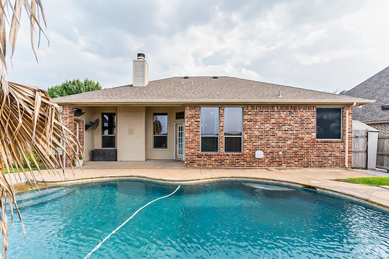 Photo 7 of 25 - 445 Chisholm Trl, Justin, TX 76247
