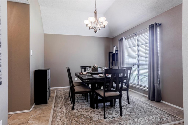 Photo 6 of 26 - 915 Felicia Ln, Arlington, TX 76017
