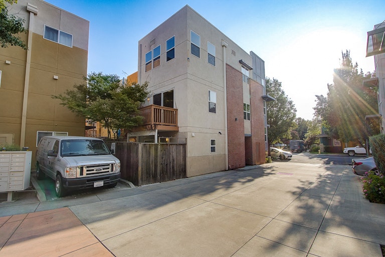 Photo 11 of 29 - 269 3rd St, West Sacramento, CA 95605
