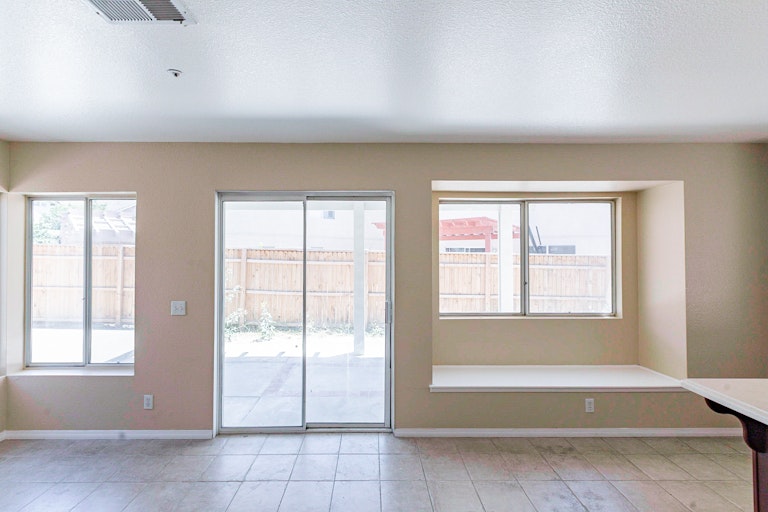 Photo 10 of 24 - 15641 Coventry Ln, Fontana, CA 92337
