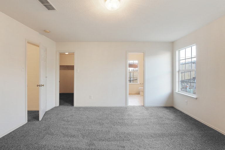 Photo 11 of 25 - 5905 McKaskle Dr, Fort Worth, TX 76119