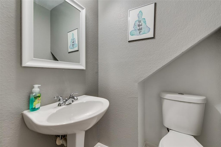Photo 22 of 40 - 8801 Clearlake Dr, Rowlett, TX 75088