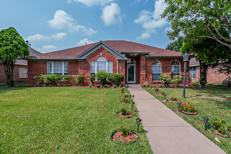 Photo 1 of 47 - 1309 Woodthorpe Dr, Mesquite, TX 75181