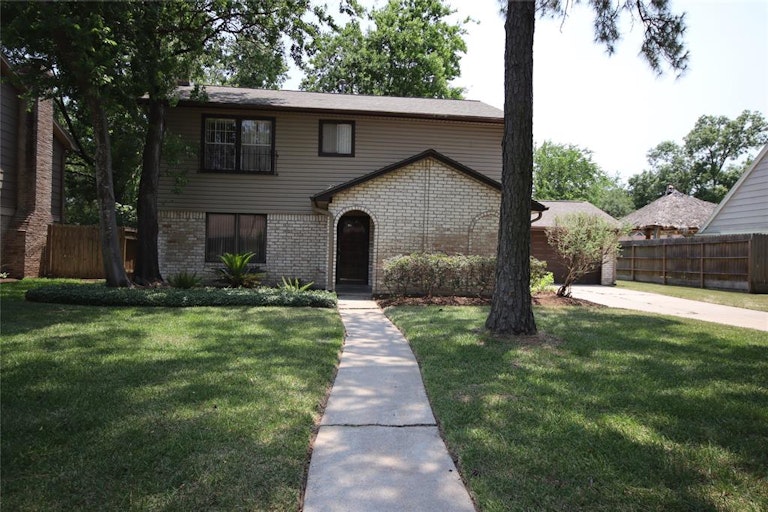 Photo 1 of 31 - 7507 Renmark Ln, Houston, TX 77070