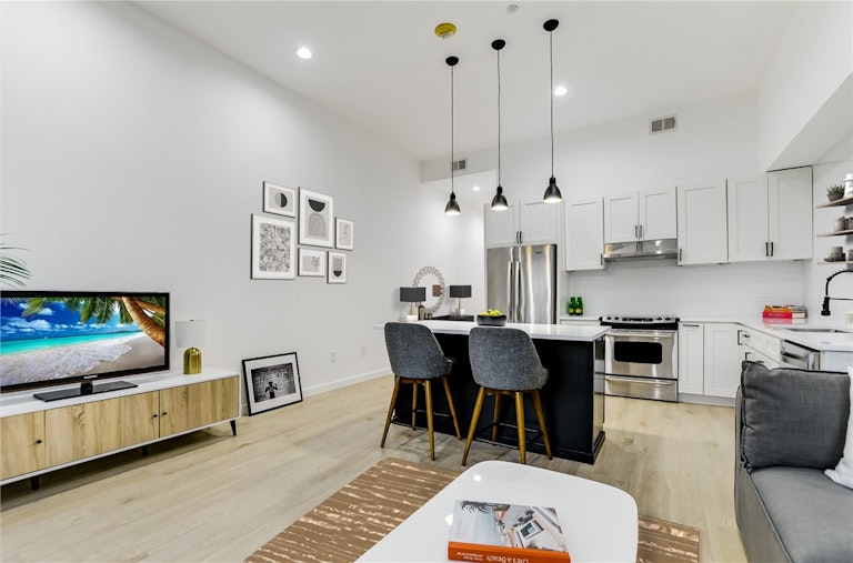 Photo 5 of 28 - 507 Sabine St #303, Austin, TX 78701