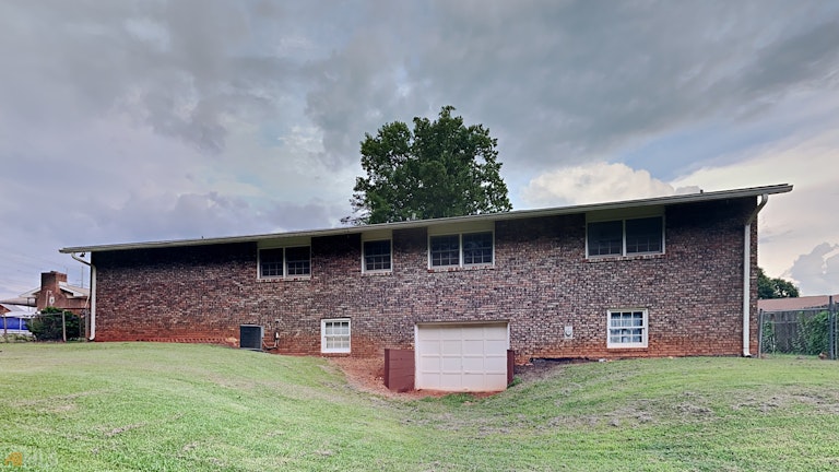 Photo 7 of 8 - 3949 Windy Valley Dr, Douglasville, GA 30135