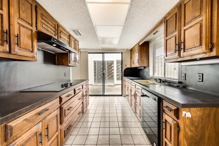 Photo 8 of 28 - 718 Cliffwood Cir, Duncanville, TX 75116