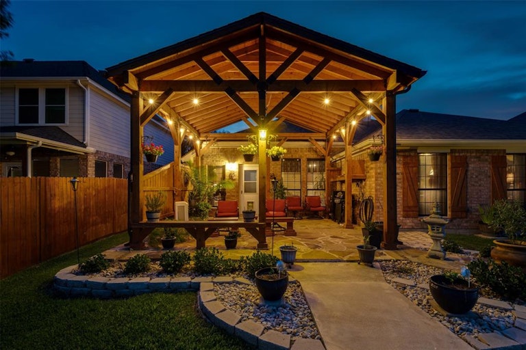 Photo 27 of 35 - 10304 Fossil Valley Dr, Fort Worth, TX 76131