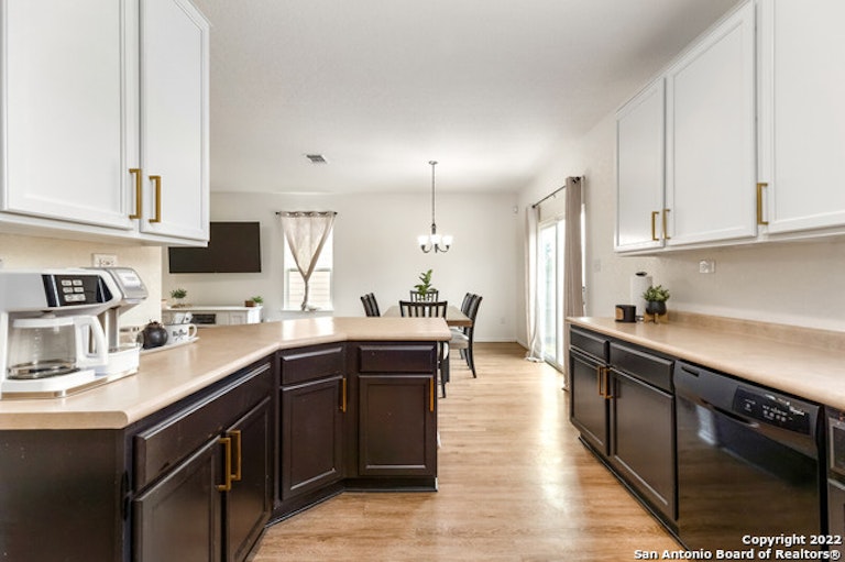 Photo 9 of 25 - 311 Pleasanton Spg, San Antonio, TX 78221