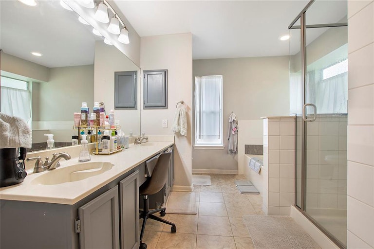 Photo 15 of 32 - 12 Monterey Dr, Roanoke, TX 76262