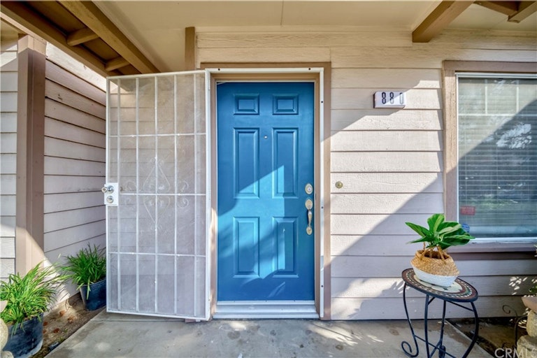 Photo 3 of 46 - 880 E Chestnut St, Anaheim, CA 92805