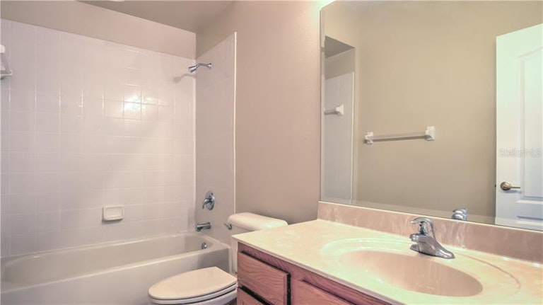 Photo 11 of 25 - 307 Carriage Oak Pl, Seffner, FL 33584