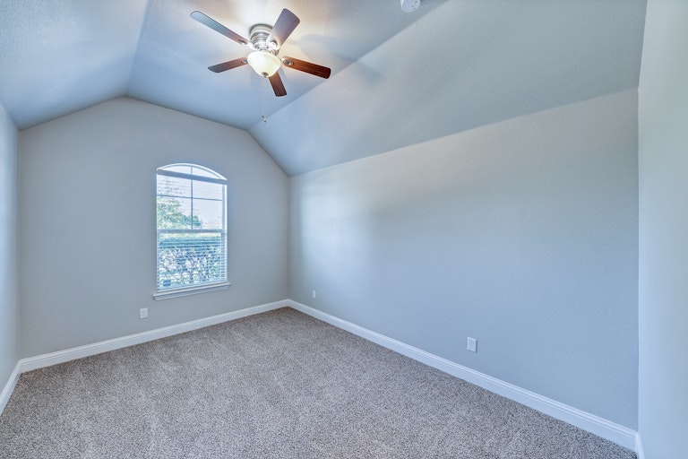 Photo 21 of 27 - 553 Sterling Dr, Fort Worth, TX 76126