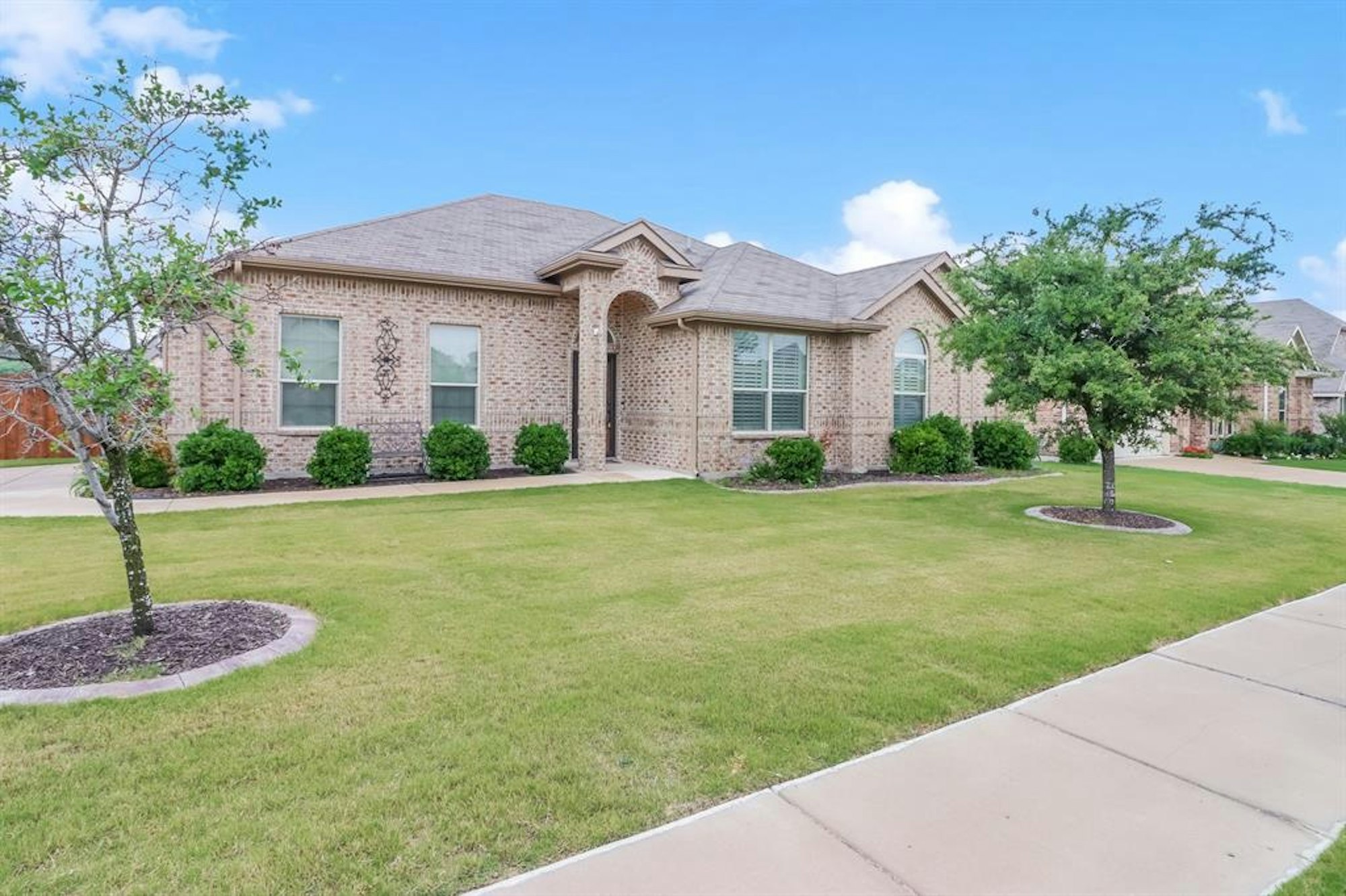 Photo 1 of 25 - 1629 Signature Dr, Weatherford, TX 76087